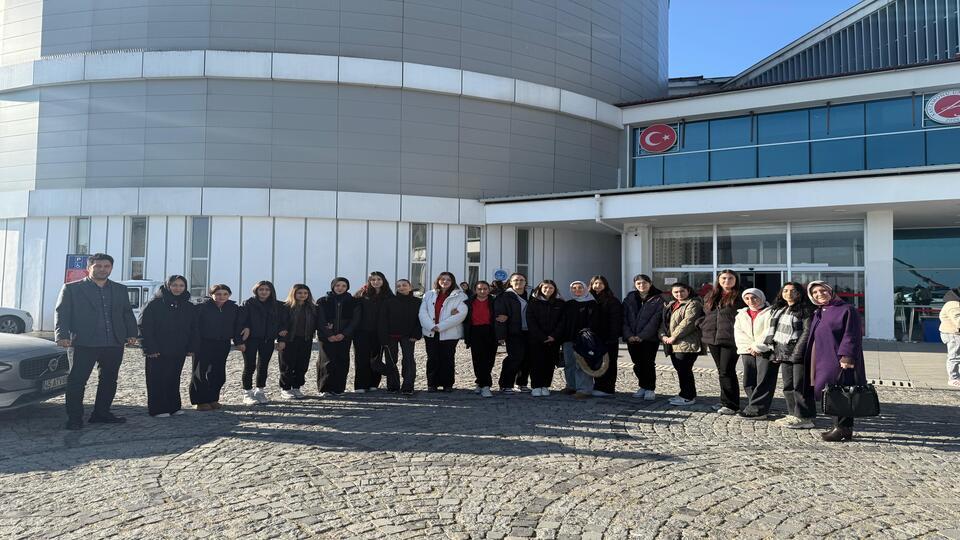 Öğrencilerden Merkez Kütüphanesine Ziyaret